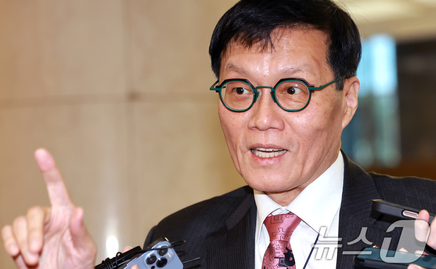 (서울=뉴스1) 이호윤 기자 = 이창용 한국은행 총재가 은행장 간담회에 참석하기 위해 23일 서울 중구 은행회관으로 들어서고 있다. 2026.3.23/뉴스1