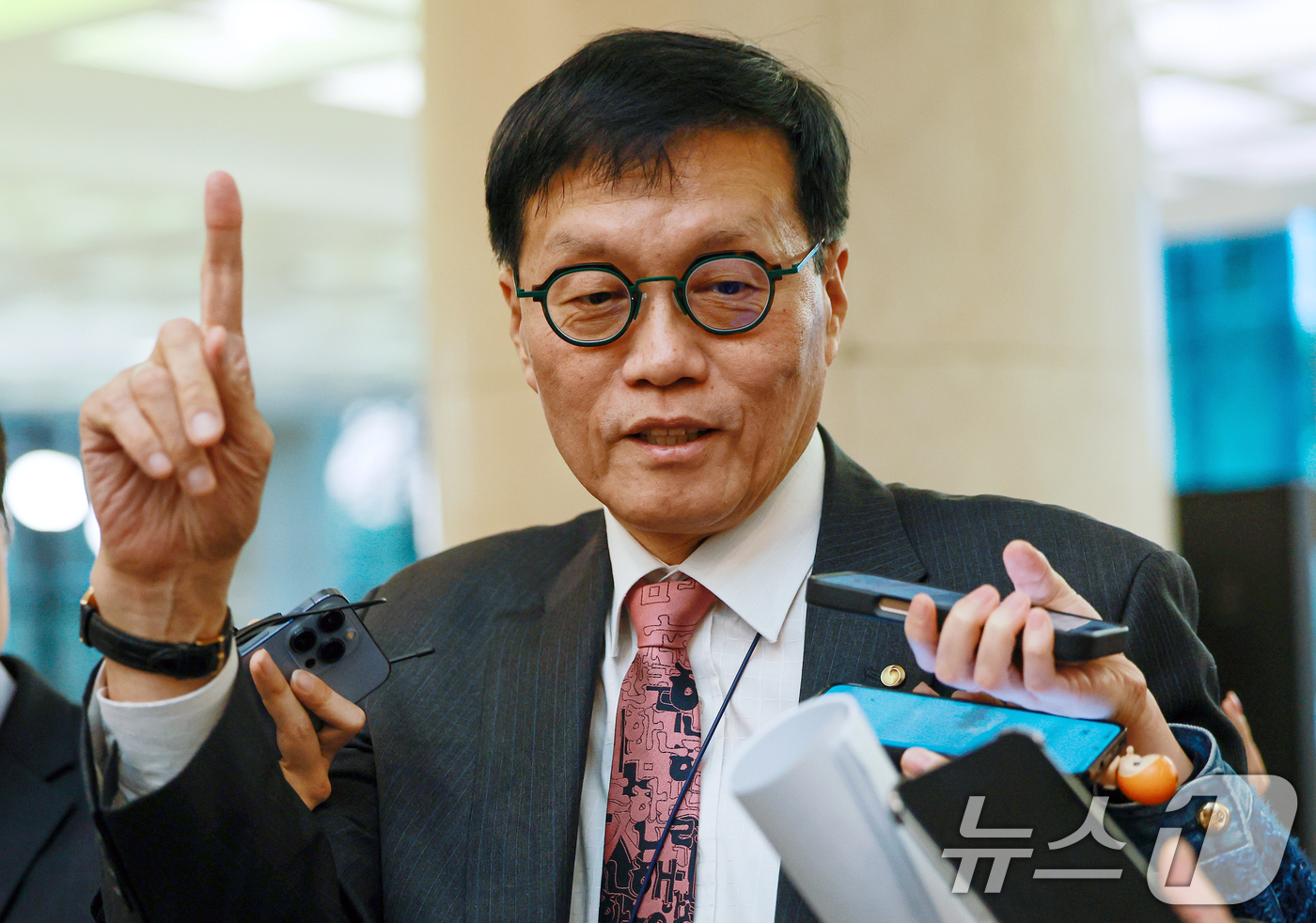 (서울=뉴스1) 이호윤 기자 = 이창용 한국은행 총재가 은행장 간담회에 참석하기 위해 23일 서울 중구 은행회관으로 들어서고 있다. 2026.3.23/뉴스1