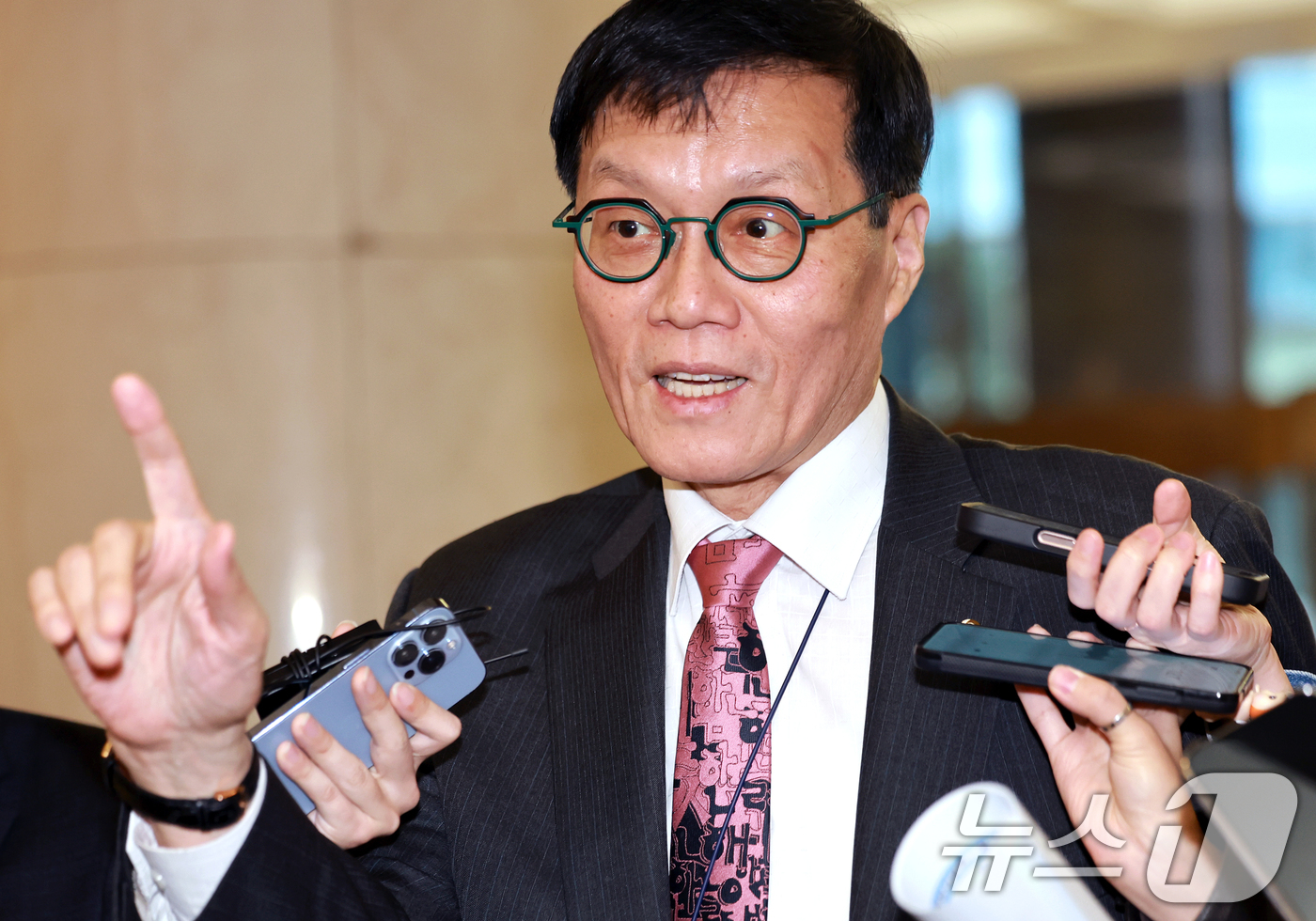 (서울=뉴스1) 이호윤 기자 = 이창용 한국은행 총재가 은행장 간담회에 참석하기 위해 23일 서울 중구 은행회관으로 들어서고 있다. 2026.3.23/뉴스1