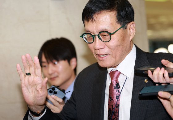 '묵묵부답'하는 이창용 총재