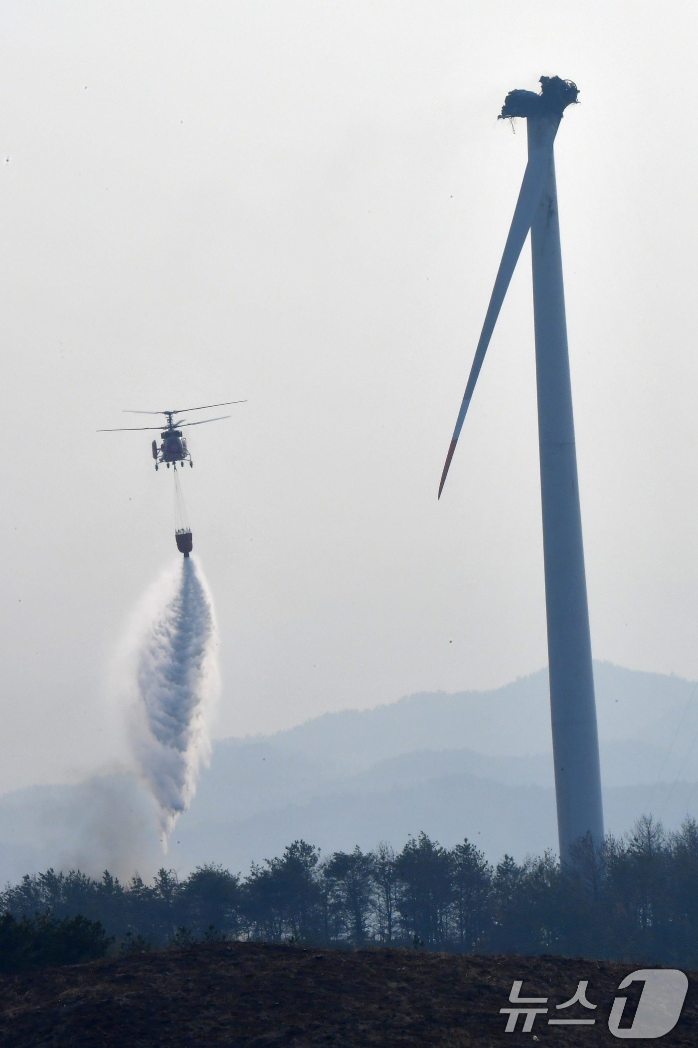 (영덕=뉴스1) 최창호 기자 = 23일 오후 경북 영덕군 창포리 풍력발전단지 내 풍력발전기 화재 진화를 위해 산림청와 소방, 인근 지자체 진화핼기들이 진화 작업을 벌이고 있다. …