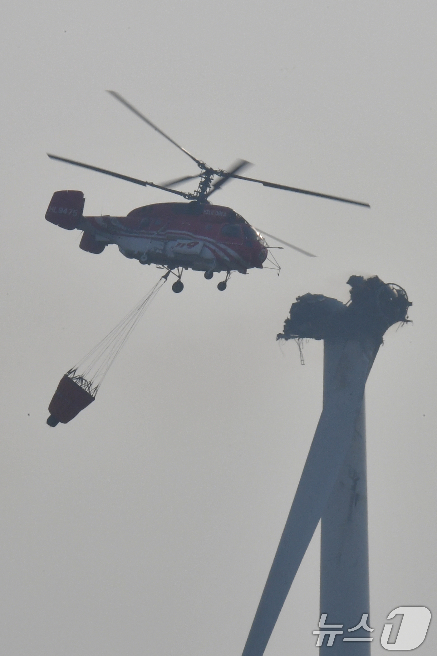 (영덕=뉴스1) 최창호 기자 = 23일 오후 경북 영덕군 창포리 풍력발전단지 내 풍력발전기 화재 진화를 위해 산림청와 소방, 인근 지자체 진화핼기들이 진화 작업을 벌이고 있다. 2 …