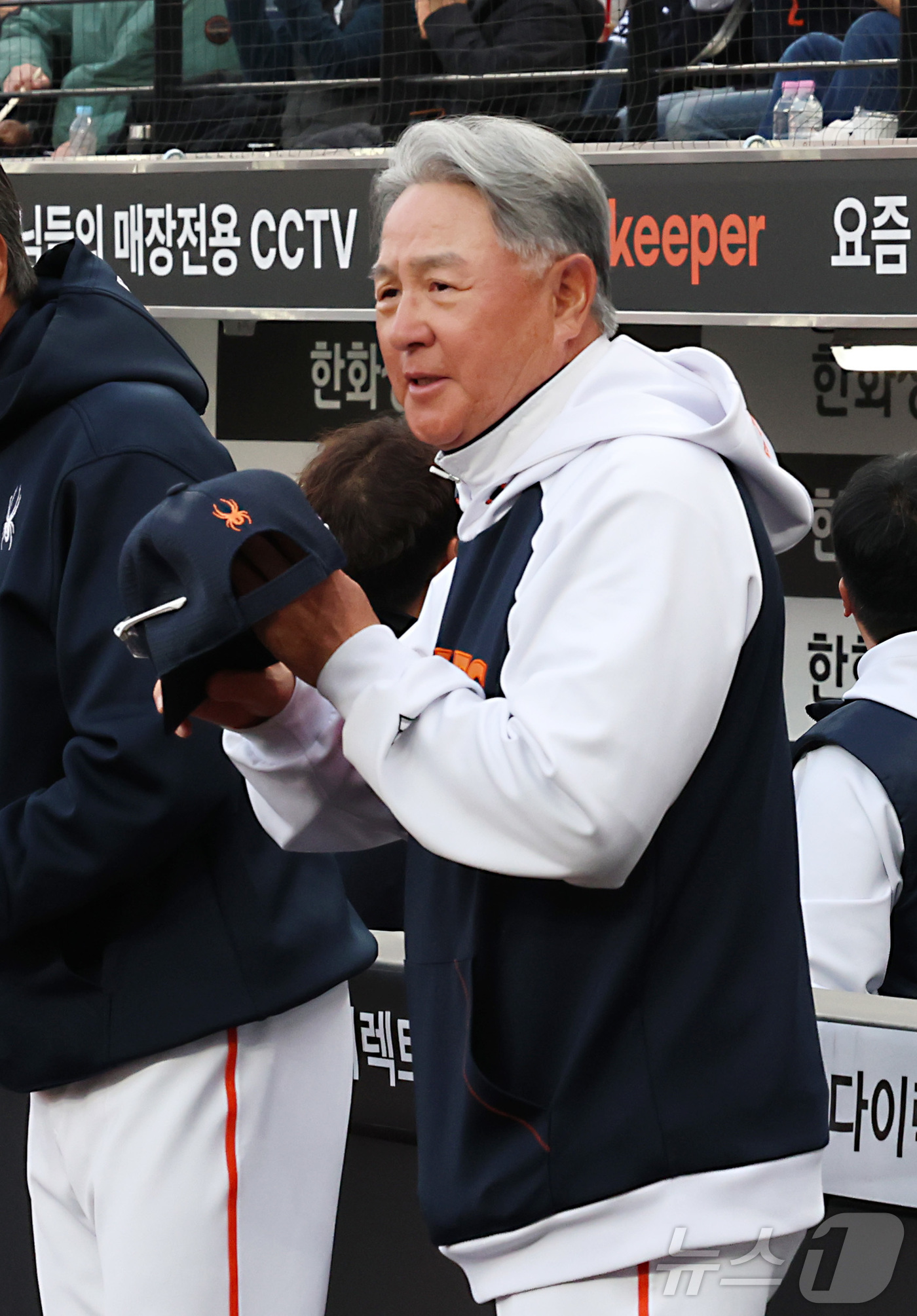 (대전=뉴스1) 김기남 기자 = 23일 대전 한화생명볼파크에서 열린 2026 신한 SOL KBO리그 NC 다이노스와 한화 이글스의 시범경기에서 한화 김경문 감독이 경기에 앞서 모자 …