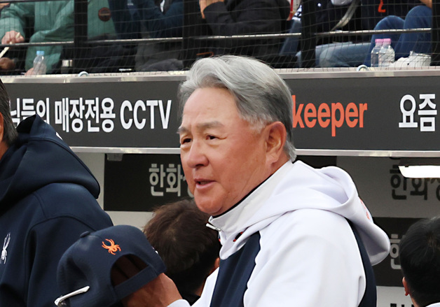 인사하는 김경문 감독