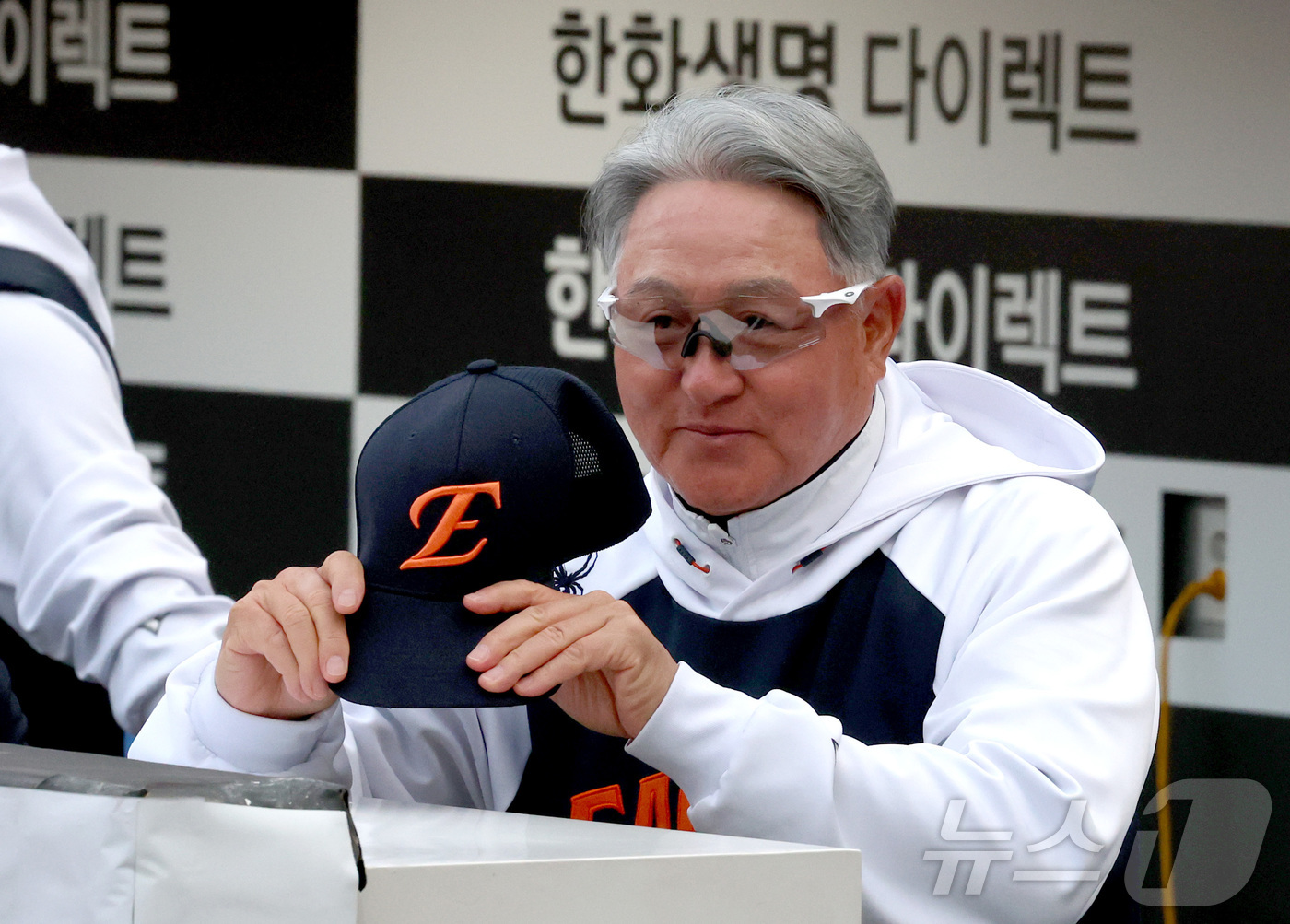 (대전=뉴스1) 김기남 기자 = 23일 대전 한화생명볼파크에서 열린 2026 신한 SOL KBO리그 NC 다이노스와 한화 이글스의 시범경기에서 한화 김경문 감독이 경기에 앞서 모자 …