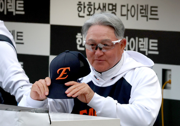 인사하는 김경문 감독