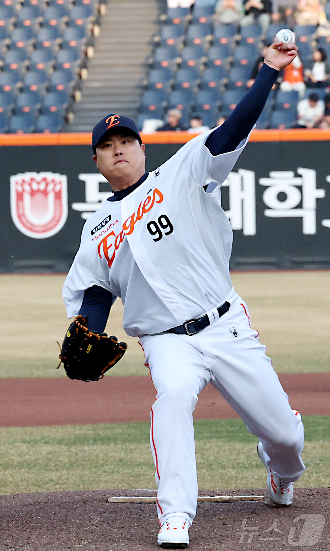 (대전=뉴스1) 김기남 기자 = 23일 대전 한화생명볼파크에서 열린 2026 신한 SOL KBO리그 NC 다이노스와 한화 이글스의 시범경기에서 한화 류현진이 투구하고 있다. 202 …