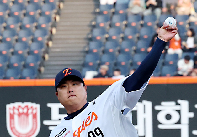 선발 투구하는 류현진