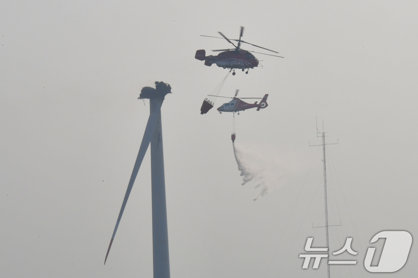 (영덕=뉴스1) 최창호 기자 = 23일 오후 경북 영덕군 창포리 풍력발전단지 내 풍력발전기에서 발생한 화재 진화를 위해 산림청, 소방, 인근 지자체 진화핼기들이 진화 작업을 벌이고 …