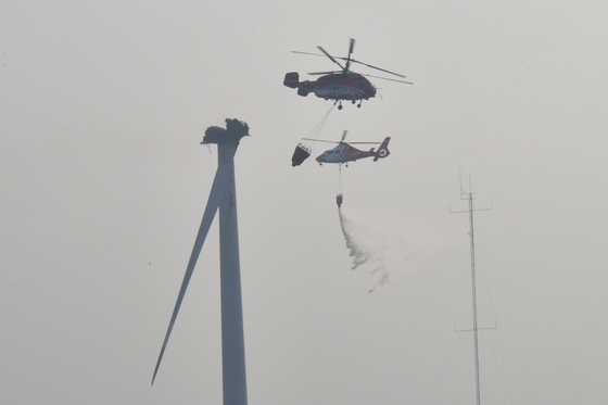 영덕풍력발전기 화재 5시간 넘게 진화 중…소방헬기는 철수