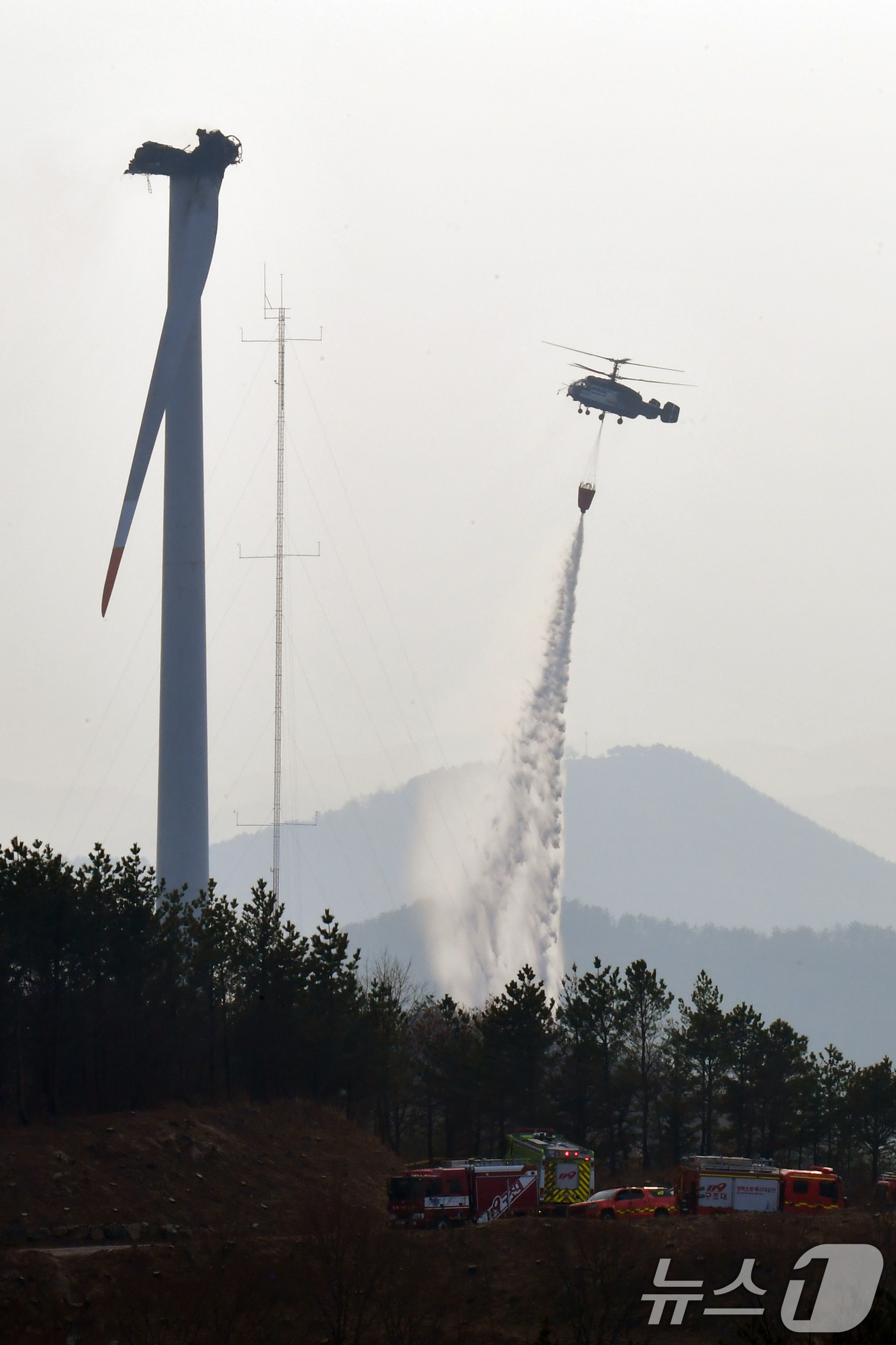 (영덕=뉴스1) 최창호 기자 = 23일 오후 경북 영덕군 창포리 풍력발전단지 내 풍력발전기에서 발생한 불을 끄기 위해 산림청, 소방, 인근 지자체 헬기들이 진화작업을 벌이고 있다. …
