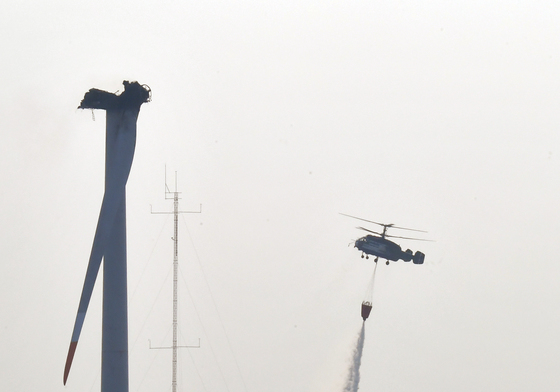 영덕 풍력발전기 불 진화하는 헬기