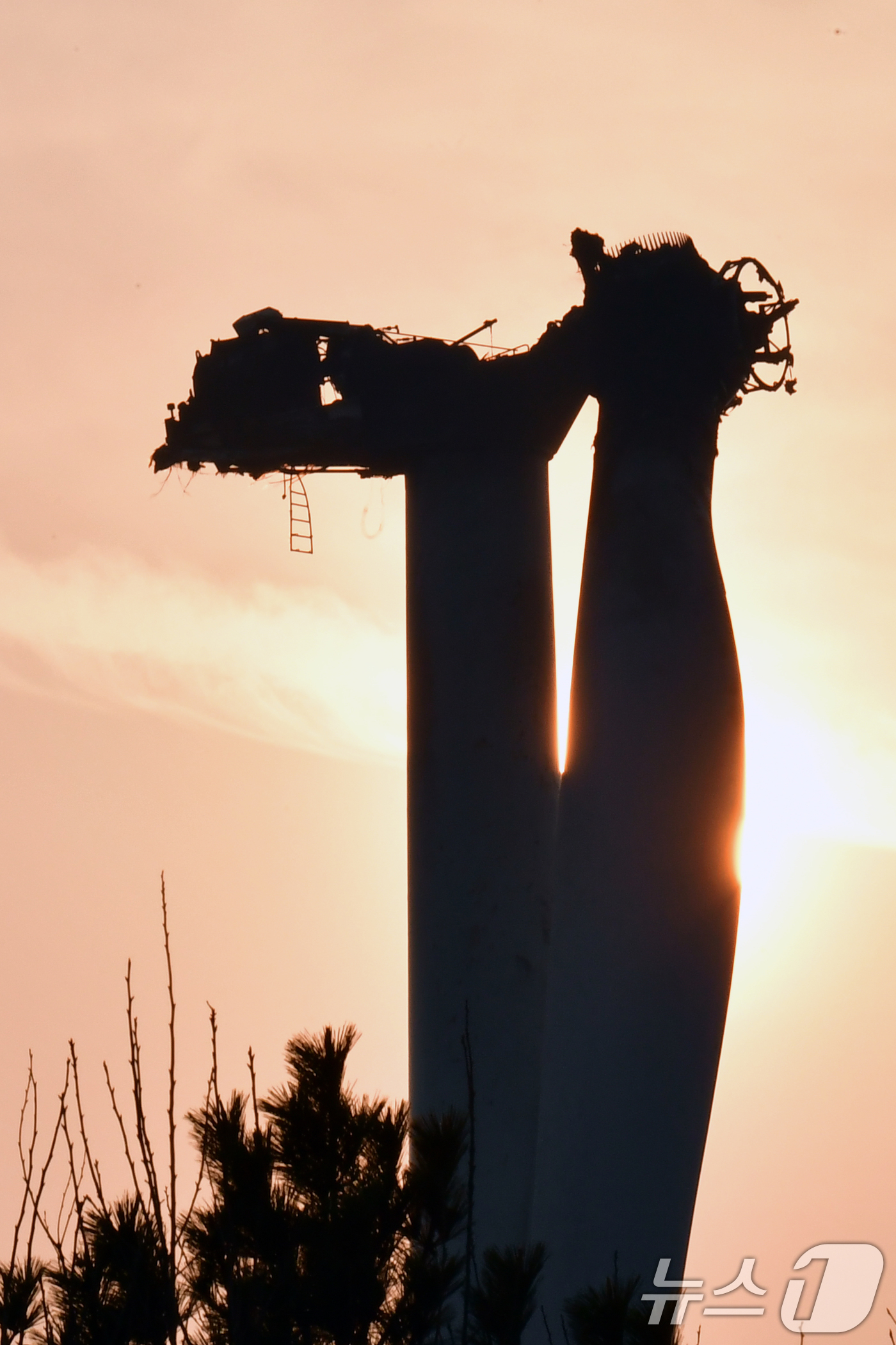 (영덕=뉴스1) 최창호 기자 = 23일 오후 경북 영덕군 창포리 풍력발전단지 내 풍력발전기에서 발생한 화재로 발전기 상부 타워와 블레이드  3개 중 2개가 불에 탔다.이날 불로 발 …