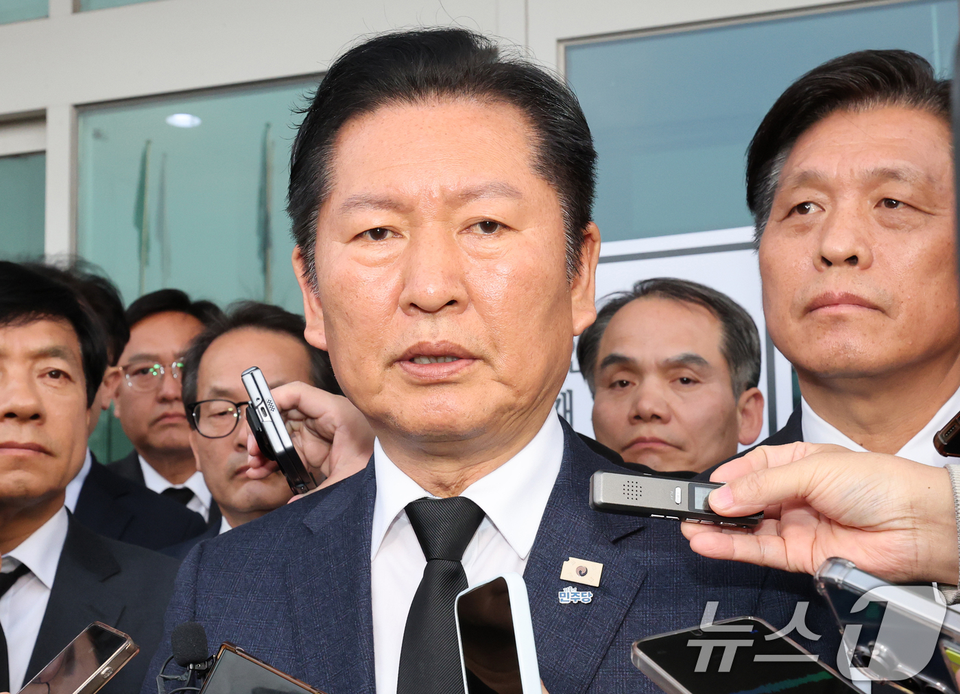 (대전=뉴스1) 김기태 기자 = 정청래 더불어민주당 대표가 23일 대전시청 1층에 마련된 문평동 화재 희생자 합동분향소를 찾아 조문한 뒤 취재진의 질문에 답하고 있다. 2026.3 …