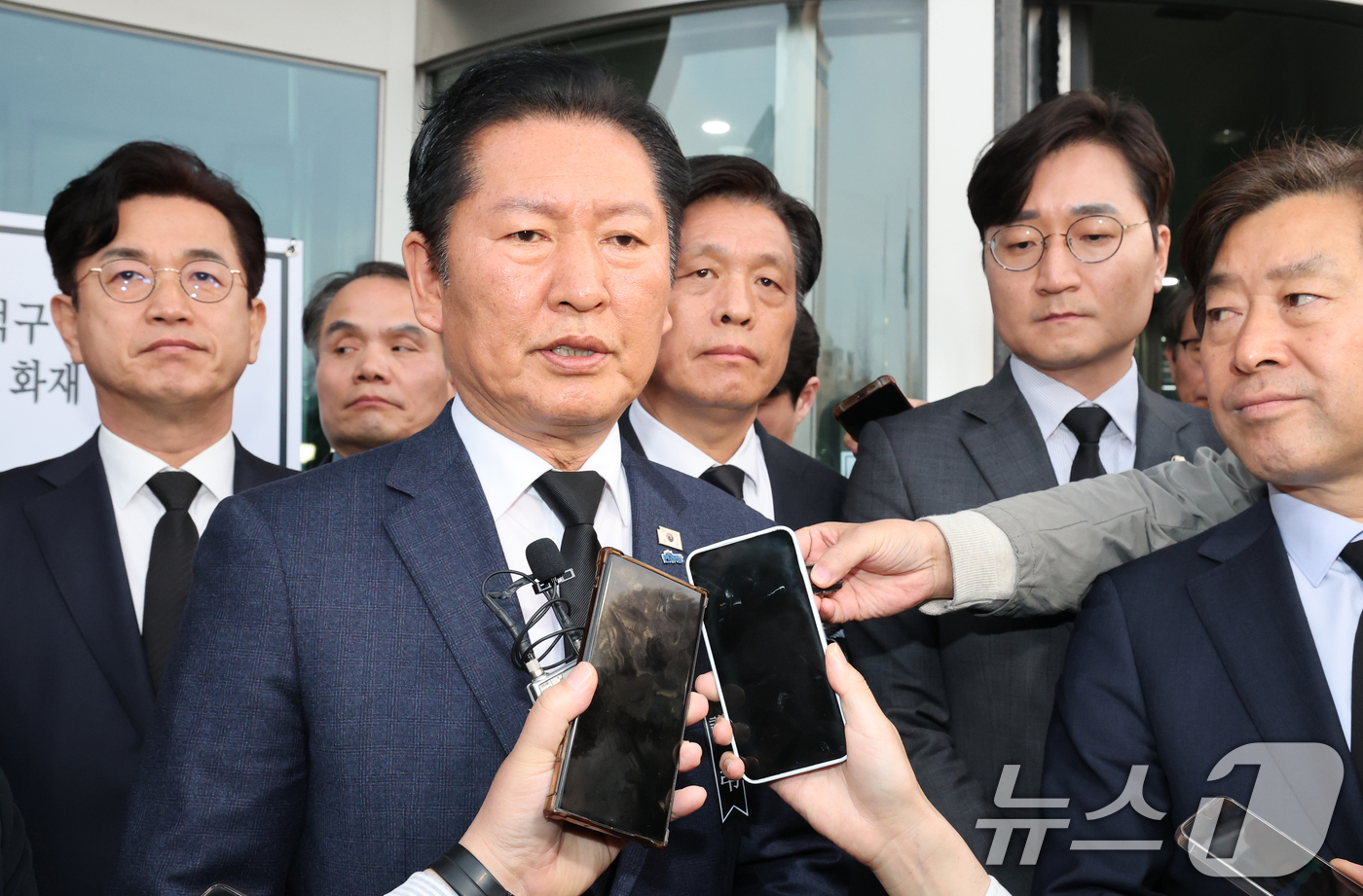 (대전=뉴스1) 김기태 기자 = 정청래 더불어민주당 대표가 23일 대전시청 1층에 마련된 문평동 화재 희생자 합동분향소를 찾아 조문한 뒤 취재진의 질문에 답하고 있다. 2026.3 …