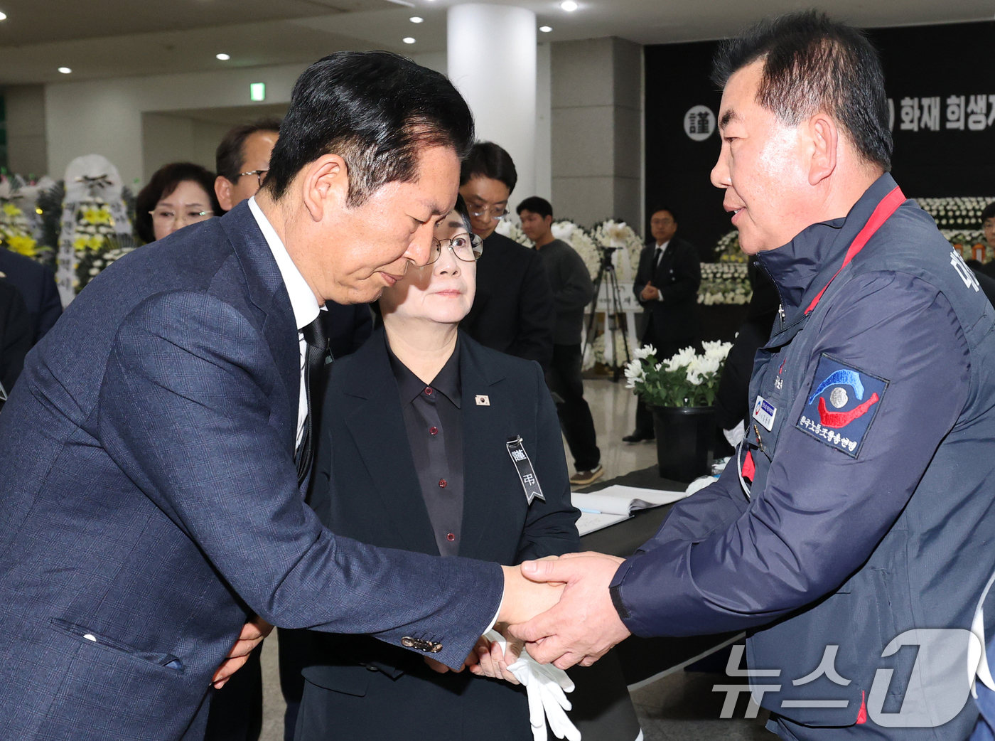 (대전=뉴스1) 김기태 기자 = 정청래 더불어민주당 대표가 23일 대전시청 1층에 마련된 문평동 화재 희생자 합동분향소를 찾아 조문한 뒤 안전공업 직원을 위로하고 있다. 2026. …