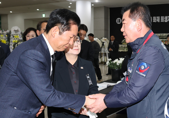 합동분향소 찾아 직원 위로하는 정청래 대표