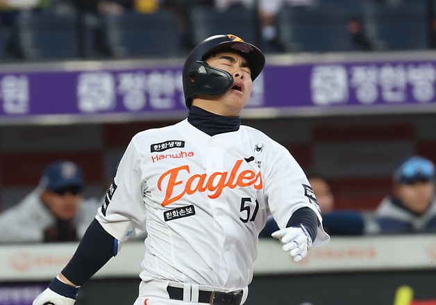 헛스윙 하는 문현빈