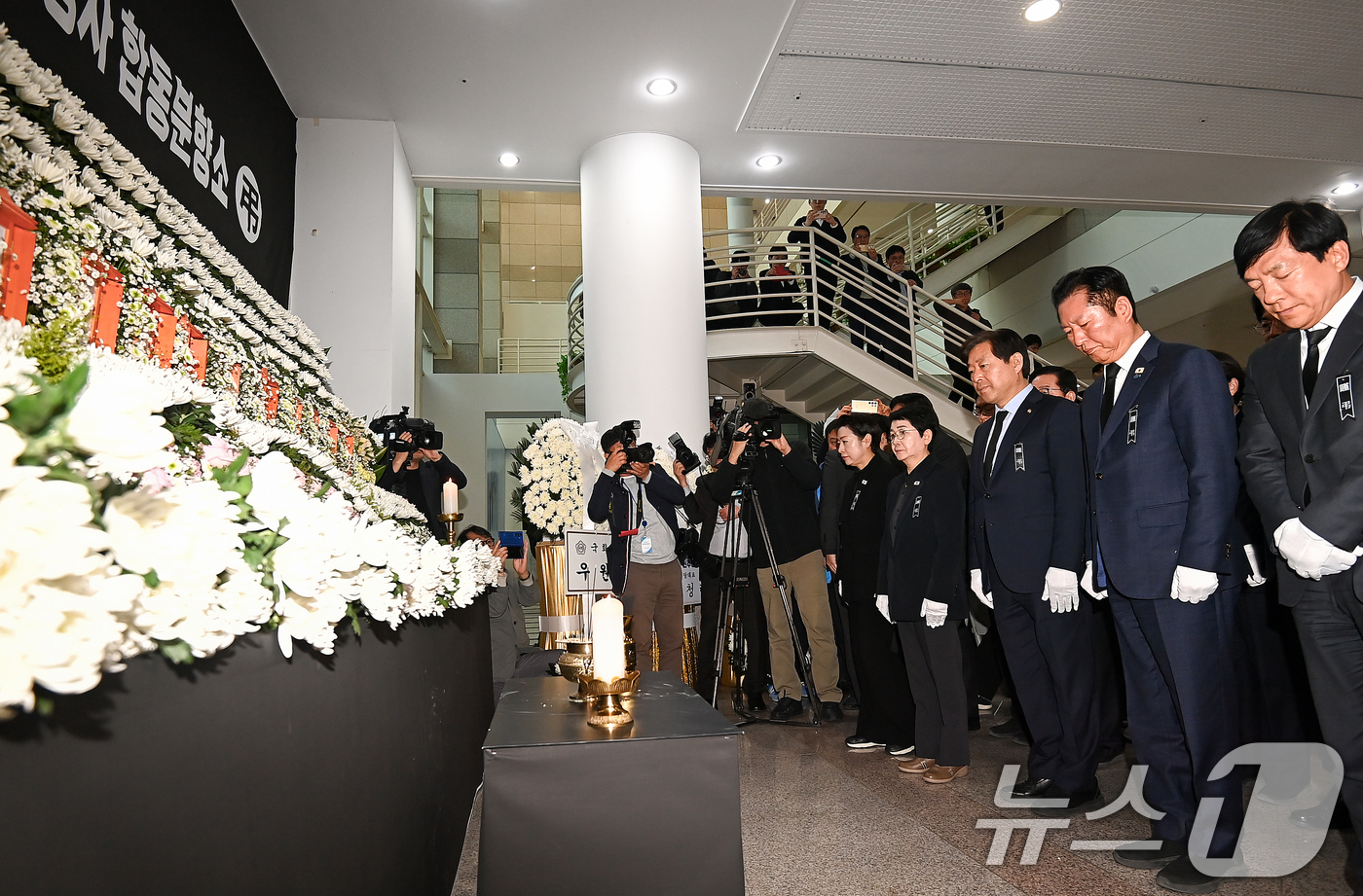 (대전=뉴스1) 김기태 기자 = 정청래 더불어민주당 대표가 23일 대전시청 1층에 마련된 문평동 화재 희생자 합동분향소를 찾아 조문하고 있다. 2026.3.23/뉴스1