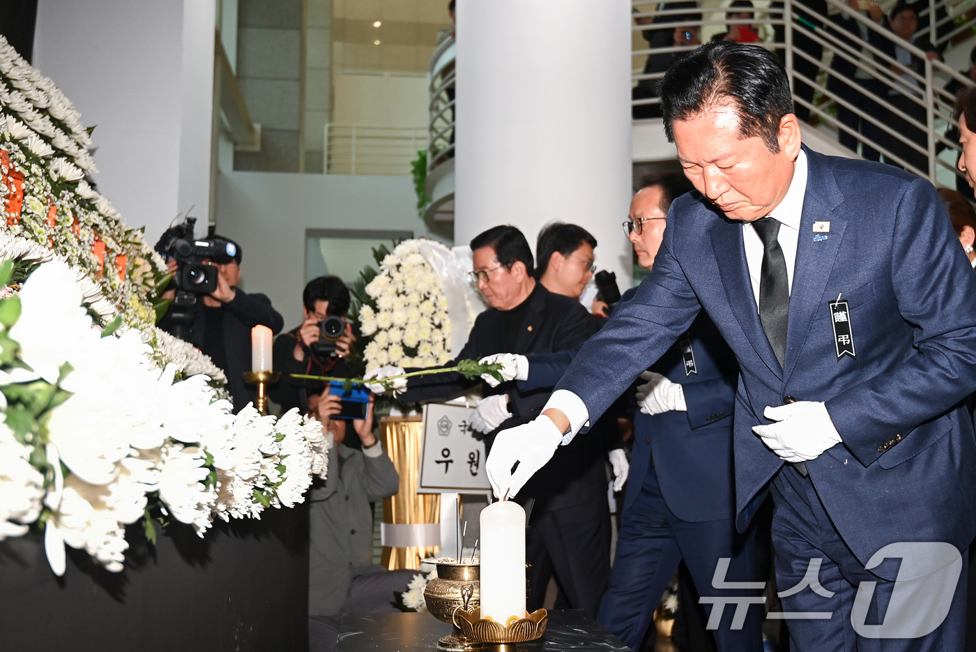 (대전=뉴스1) 김기태 기자 = 정청래 더불어민주당 대표가 23일 대전시청 1층에 마련된 문평동 화재 희생자 합동분향소를 찾아 헌화하고 있다. 2026.3.23/뉴스1