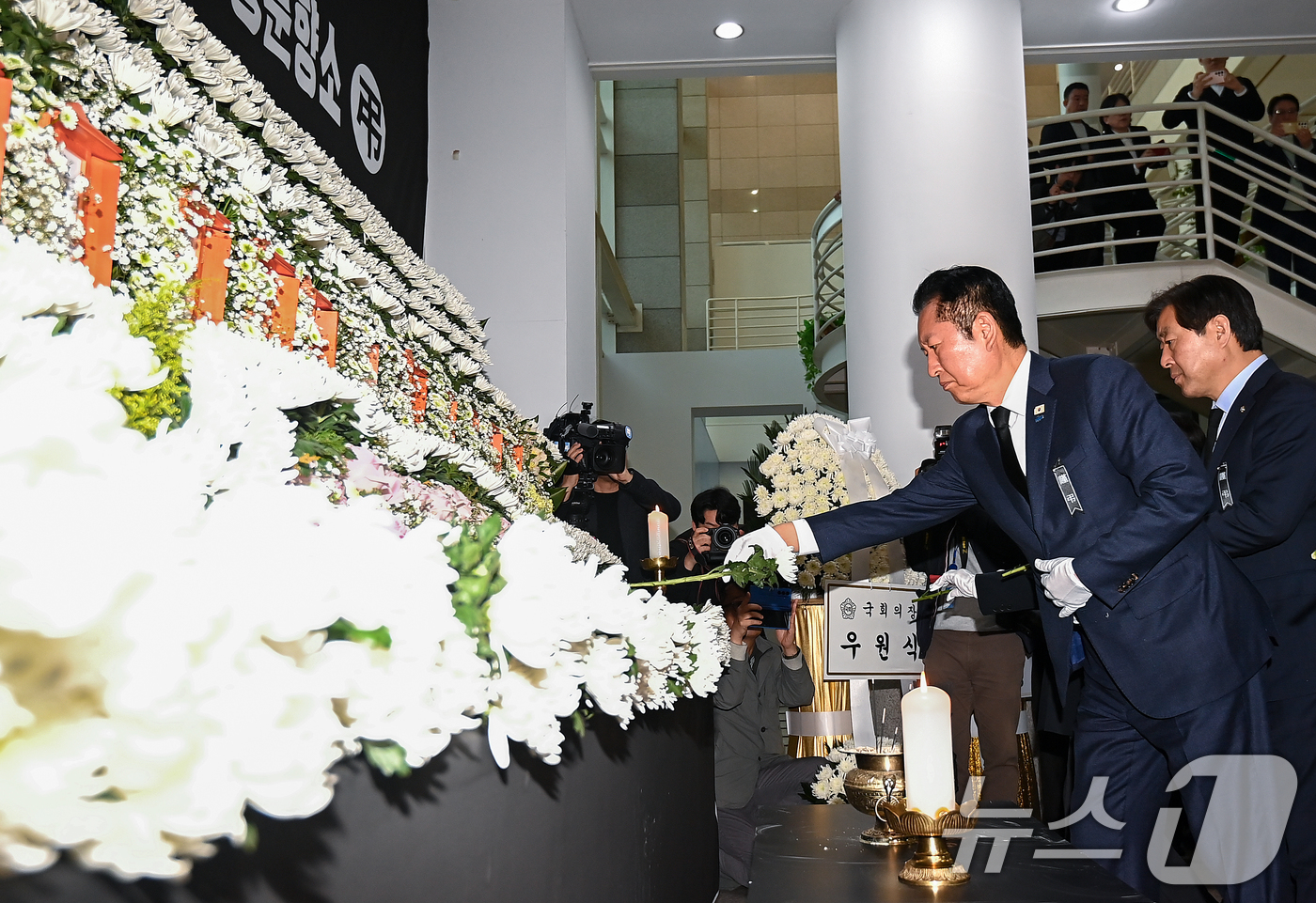 (대전=뉴스1) 김기태 기자 = 정청래 더불어민주당 대표가 23일 대전시청 1층에 마련된 문평동 화재 희생자 합동분향소를 찾아 헌화하고 있다.(공동취재) 2026.3.23/뉴스1