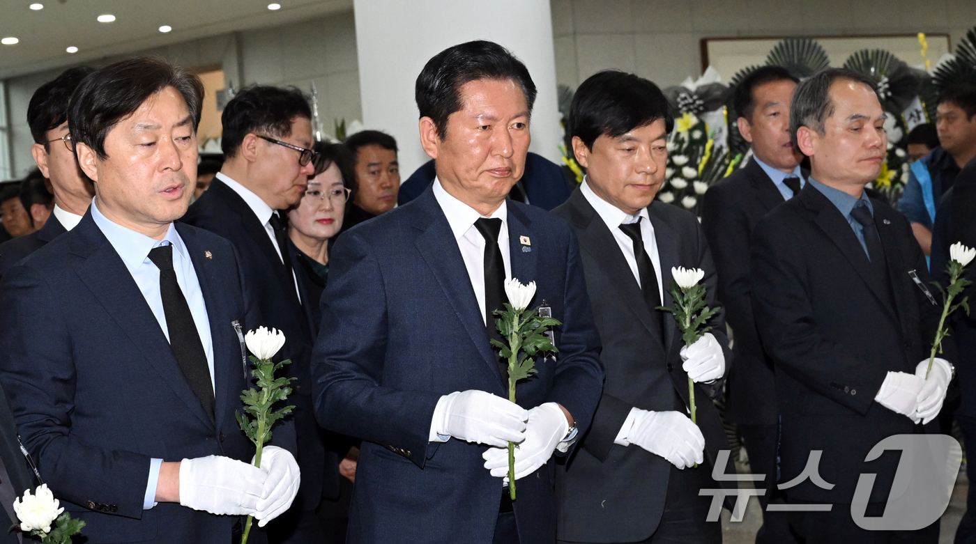 (대전=뉴스1) 김기태 기자 = 정청래 더불어민주당 대표가 23일 대전시청 1층에 마련된 문평동 화재 희생자 합동분향소를 찾아 헌화하고 있다.(공동취재) 2026.3.23/뉴스1