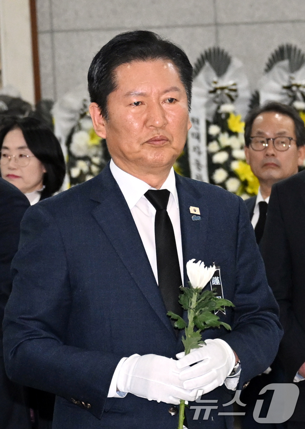 (대전=뉴스1) 김기태 기자 = 정청래 더불어민주당 대표가 23일 대전시청 1층에 마련된 문평동 화재 희생자 합동분향소를 찾아 조문하고 있다.(공동취재) 2026.3.23/뉴스1