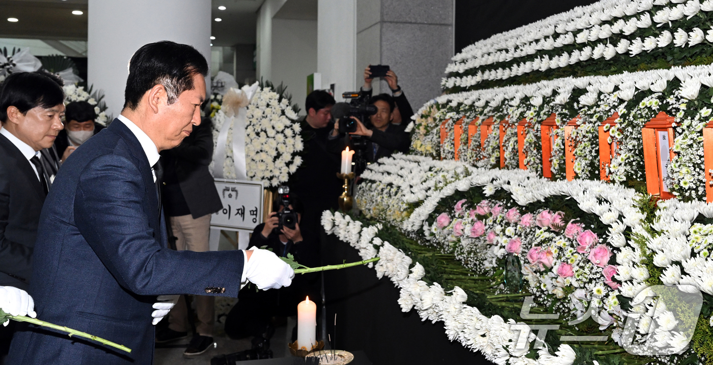 (대전=뉴스1) 김기태 기자 = 정청래 더불어민주당 대표가 23일 대전시청 1층에 마련된 문평동 화재 희생자 합동분향소를 찾아 헌화하고 있다.(공동취재) 2026.3.23/뉴스1