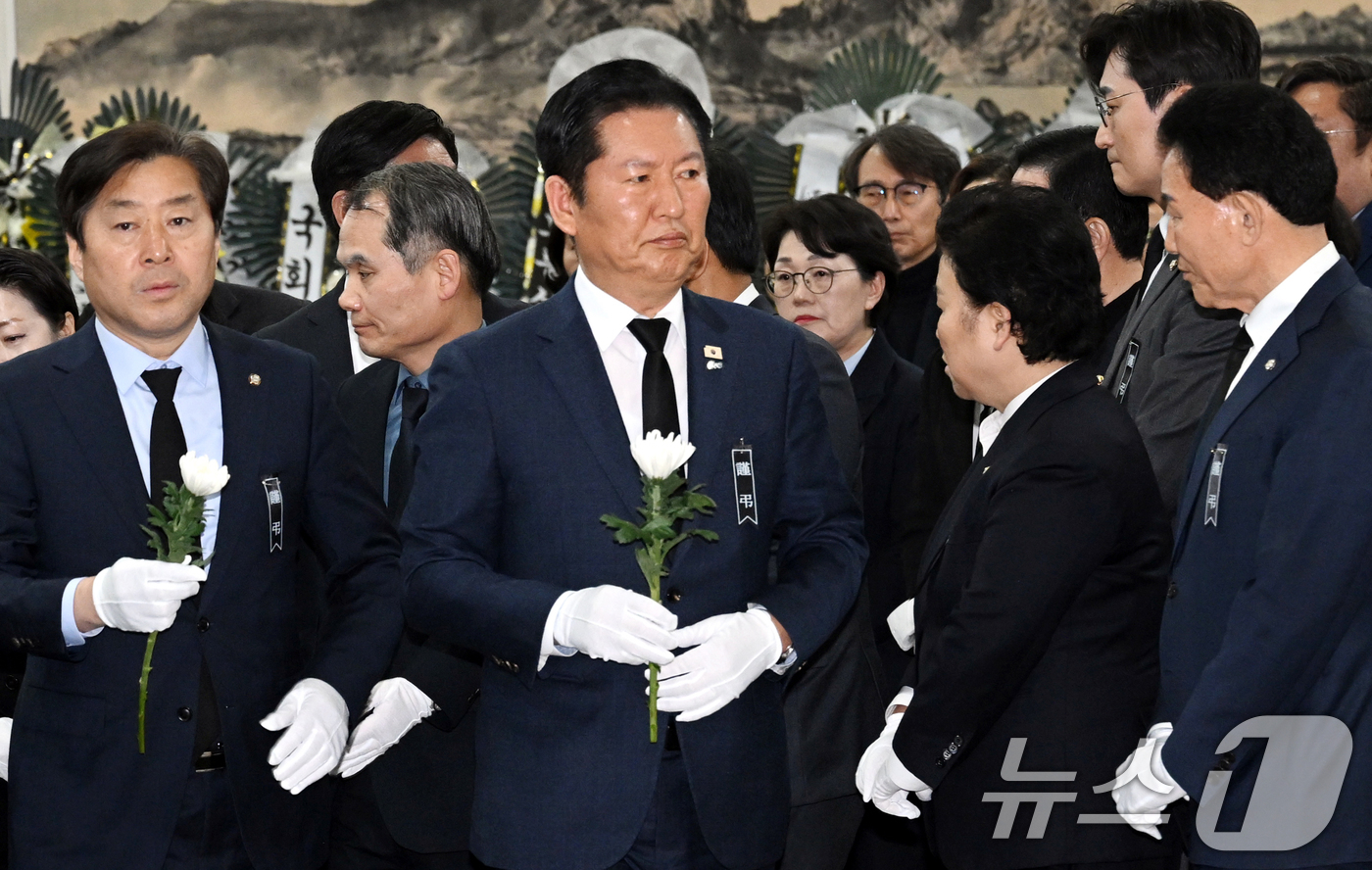 (대전=뉴스1) 김기태 기자 = 정청래 더불어민주당 대표가 23일 대전시청 1층에 마련된 문평동 화재 희생자 합동분향소를 찾아 조문하고 있다.(공동취재) 2026.3.23/뉴스1