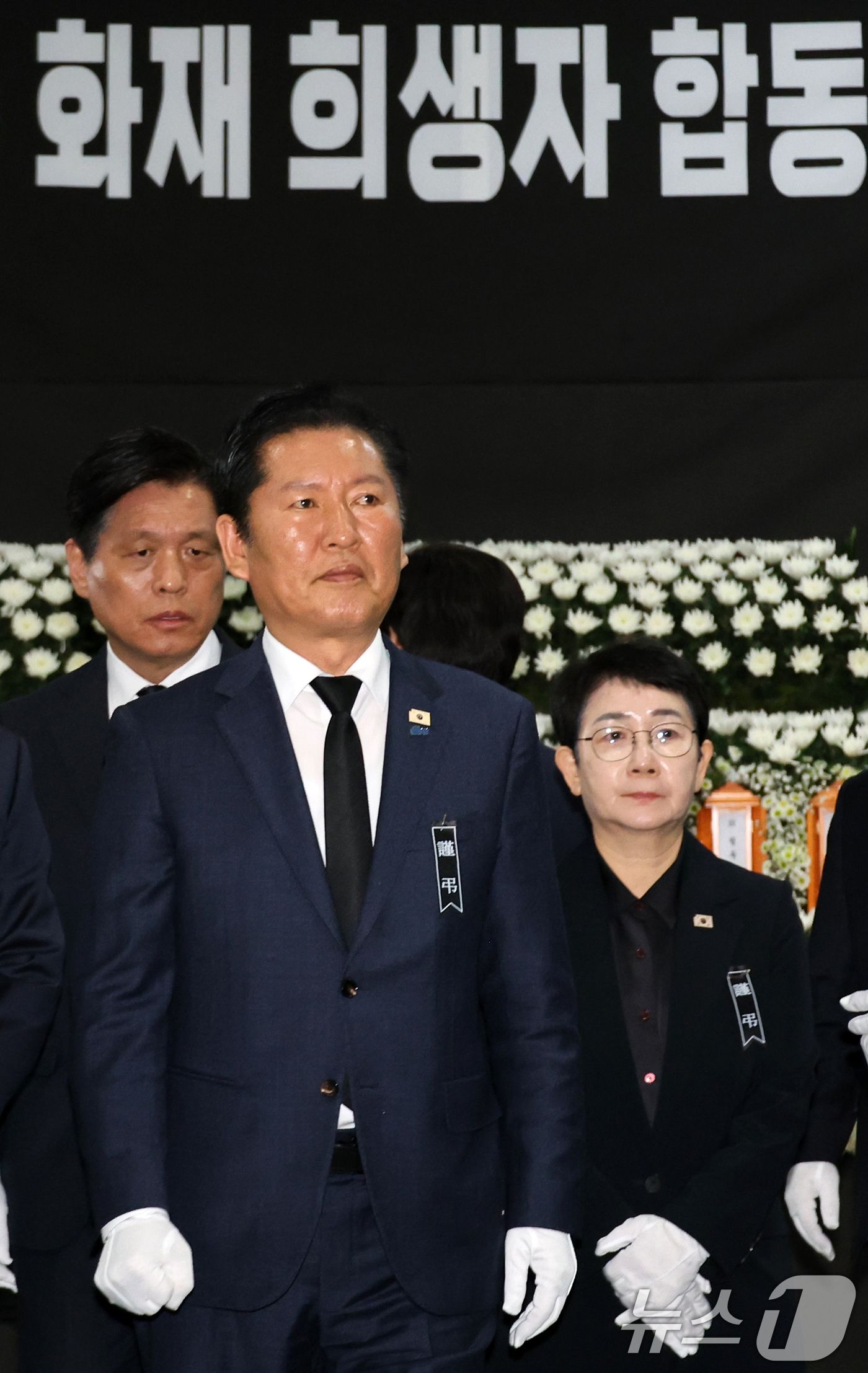 (대전=뉴스1) 김기태 기자 = 정청래 더불어민주당 대표가 23일 대전시청 1층에 마련된 문평동 화재 희생자 합동분향소를 찾아 조문을 마치고 이동하고 있다.(공동취재) 2026.3 …