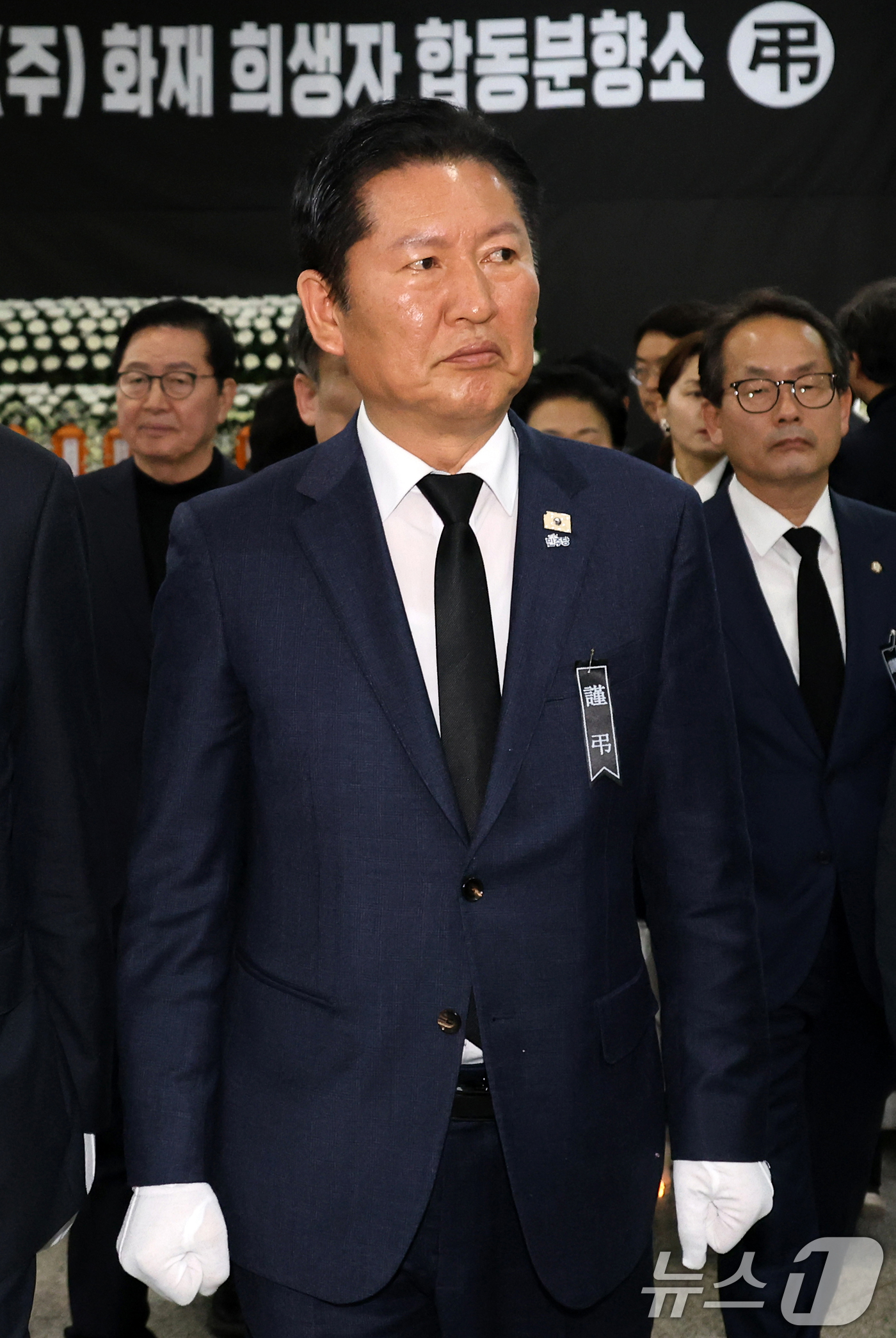 (대전=뉴스1) 김기태 기자 = 정청래 더불어민주당 대표가 23일 대전시청 1층에 마련된 문평동 화재 희생자 합동분향소를 찾아 조문을 마치고 이동하고 있다.(공동취재) 2026.3 …