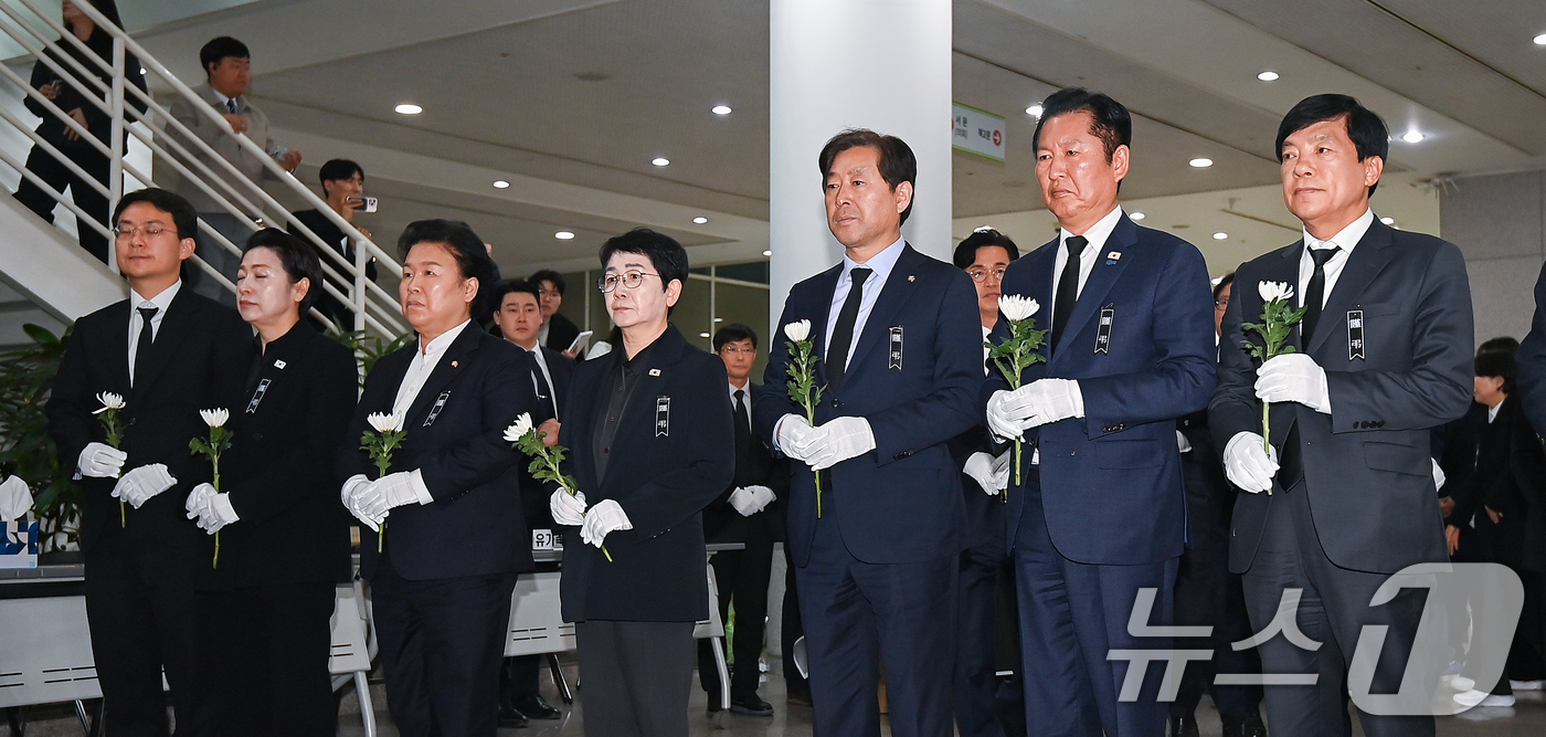 (대전=뉴스1) 김기태 기자 = 정청래 더불어민주당 대표가 23일 대전시청 1층에 마련된 문평동 화재 희생자 합동분향소를 찾아 조문하고 있다.(공동취재) 2026.3.23/뉴스1