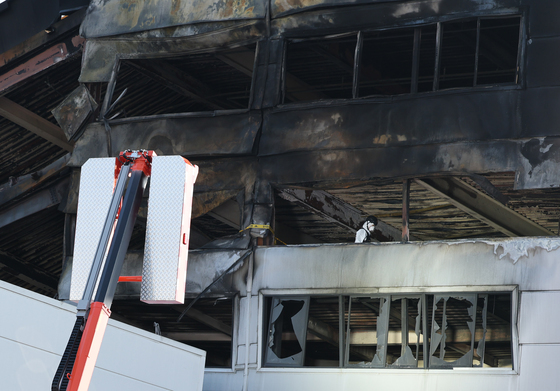 조명 켜 놓고 감식 진행