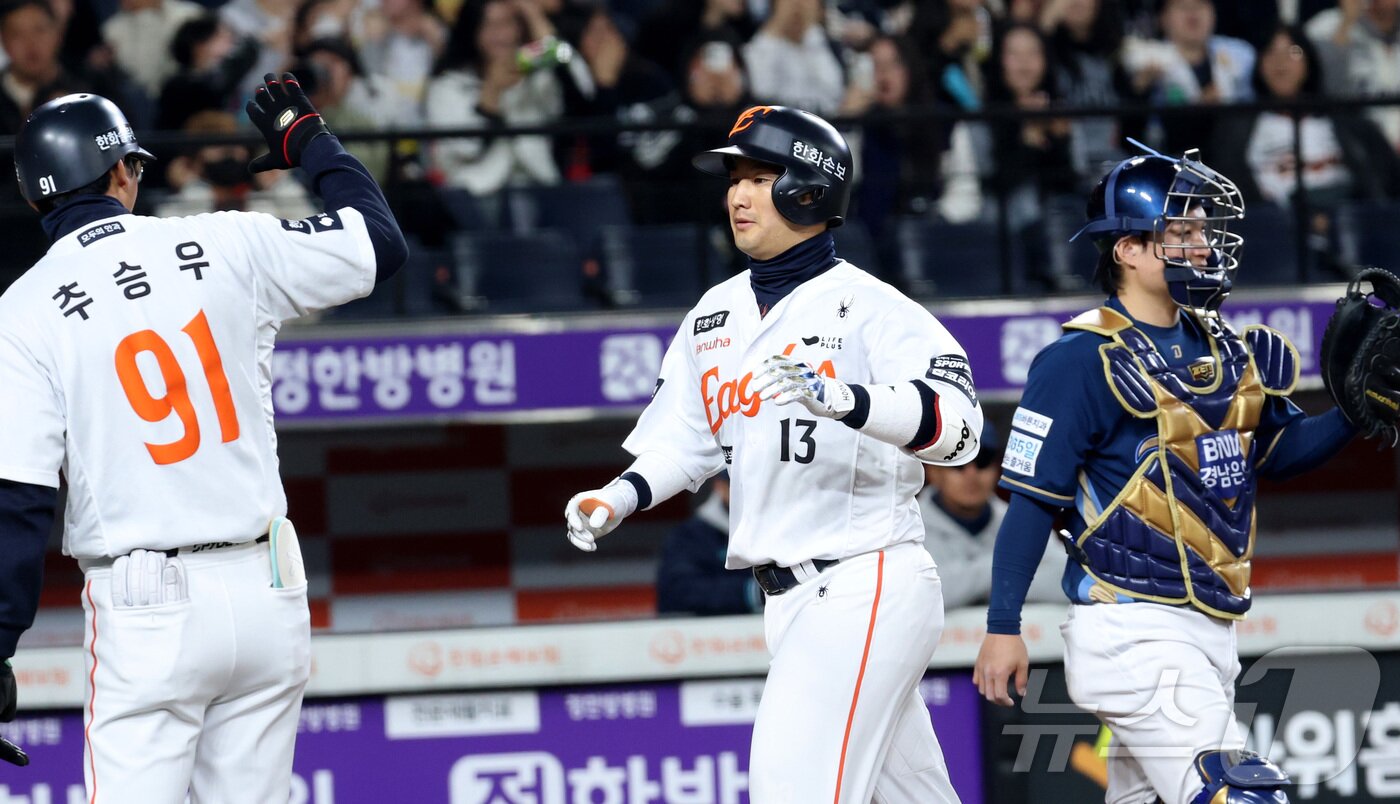 본문 이미지 - 23일 대전 한화생명볼파크에서 열린 2026 신한 SOL KBO리그 NC 다이노스와 한화 이글스의 시범경기에서 한화 최재훈이 2회 3점 홈런에 이어 3회말에 만루 홈런을 치고 홈에 들어오고 있다. 2026.3.23 ⓒ 뉴스1 김기남 기자