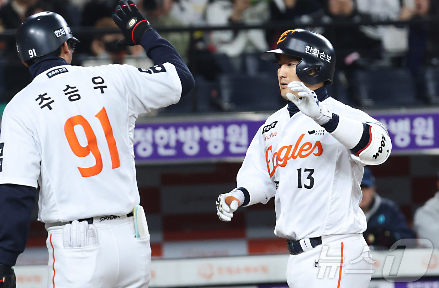 (대전=뉴스1) 김기남 기자 = 23일 대전 한화생명볼파크에서 열린 2026 신한 SOL KBO리그 NC 다이노스와 한화 이글스의 시범경기에서 한화 최재훈이 2회 3점 홈런에 이어 …