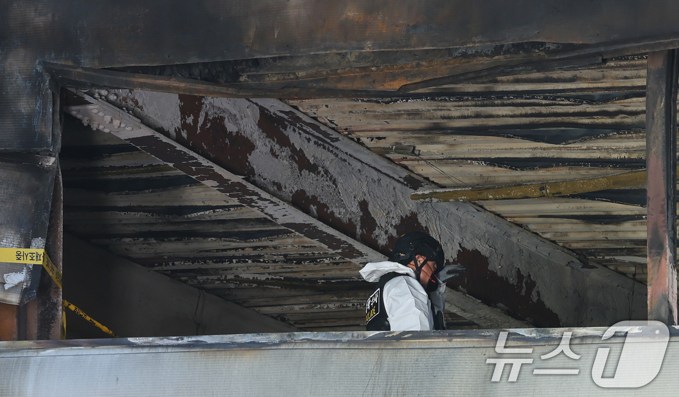 (대전=뉴스1) 김기태 기자 = 74명의 인명피해가 발생한 대전 안전공업 화재와 관련해 23일 경찰과 소방, 고용노동부와 국립과학수사원 등 관계 기관이 합동 감식을 하고 있다. 2 …