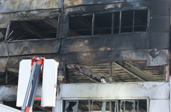 조명에 의지한 채 현장 감식