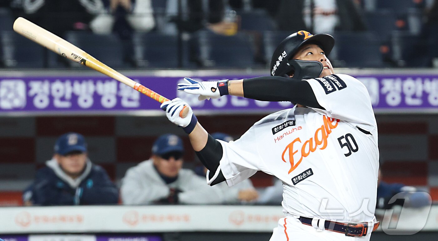 본문 이미지 - 23일 대전 한화생명볼파크에서 열린 2026 신한 SOL KBO리그 NC 다이노스와 한화 이글스의 시범경기에서 한화 강백호가 타격하고 있다. 2026.3.23 ⓒ 뉴스1 김기남 기자