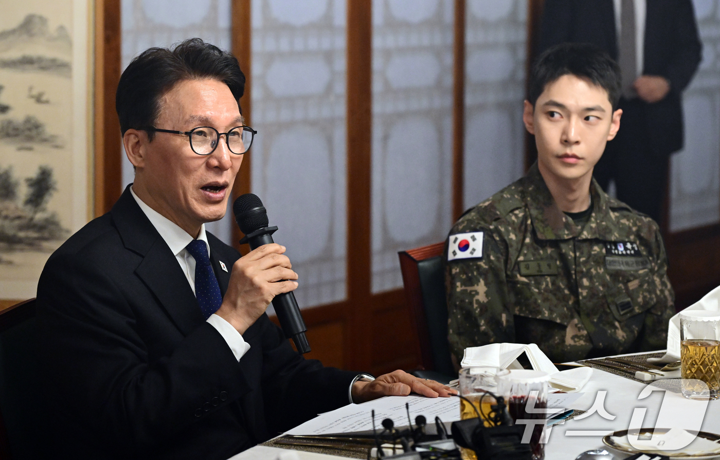 (서울=뉴스1) 청사사진기자단 = 김민석 국무총리가 23일 오후 서울 종로구 국무총리 서울공관에서 열린 생명대사 및 천명수호처 만찬간담회에 참석해 인사말을 하고 있다.  2026. …