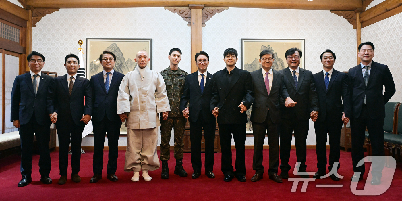 (서울=뉴스1) 청사사진기자단 = 김민석 국무총리가 23일 오후 서울 종로구 국무총리 서울공관에서 열린 생명대사 및 천명수호처 만찬간담회에 참석해 기념촬영을 하고 있다.왼쪽부터 민 …