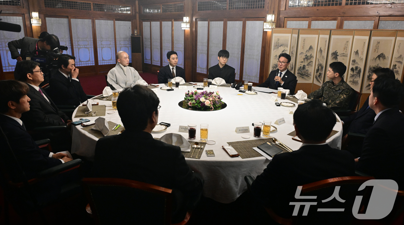 (서울=뉴스1) 청사사진기자단 = 김민석 국무총리가 23일 오후 서울 종로구 국무총리 서울공관에서 열린 생명대사 및 천명수호처 만찬간담회에 참석해 인사말을 하고 있다.  2026. …