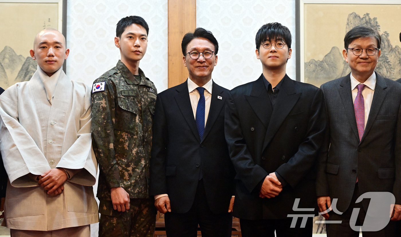 (서울=뉴스1) 청사사진기자단 = 김민석 국무총리가 23일 오후 서울 종로구 국무총리 서울공관에서 열린 생명대사 및 천명수호처 만찬간담회에 참석해 기념촬영을 하고 있다.왼쪽부터 범 …