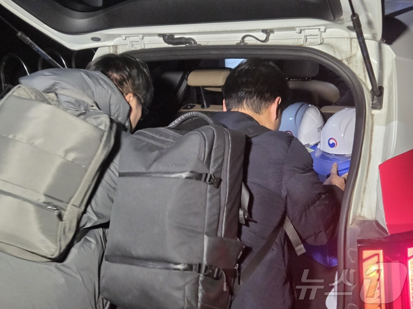 (대전=뉴스1) 김종서 기자 = 경찰과 대전고용노동청이 23일 오후 74명의 사상자가 발생한 대전 대덕산업단지 공장 화재 관련 안전공업 본사에 대한 압수수색을 마치고 압수품을 옮기 …