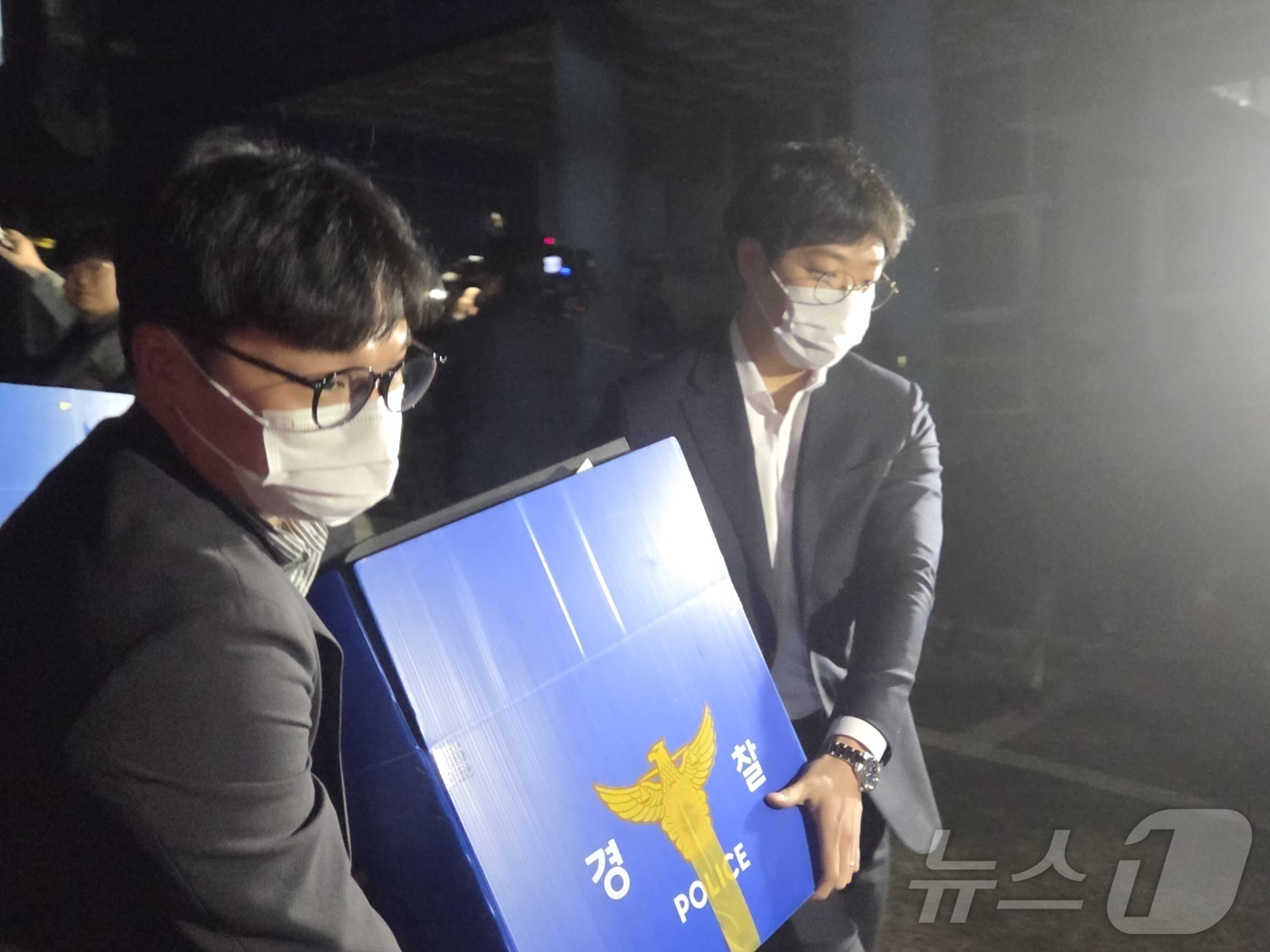 (대전=뉴스1) 김종서 기자 = 경찰과 대전고용노동청이 23일 오후 7시20분께 모두 74명의 사상자가 발생한 대전 대덕산업단지 공장 화재 관련 안전공업 본사에 대한 압수수색을 마 …