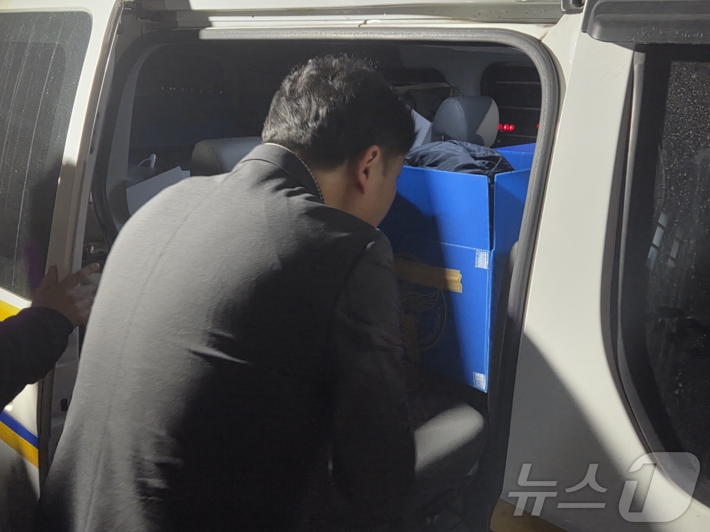 (대전=뉴스1) 김종서 기자 = 경찰과 대전고용노동청이 23일 오후 74명의 사상자가 발생한 대전 대덕산업단지 공장 화재 관련 안전공업 본사에 대한 압수수색을 마치고 압수품을 옮기 …