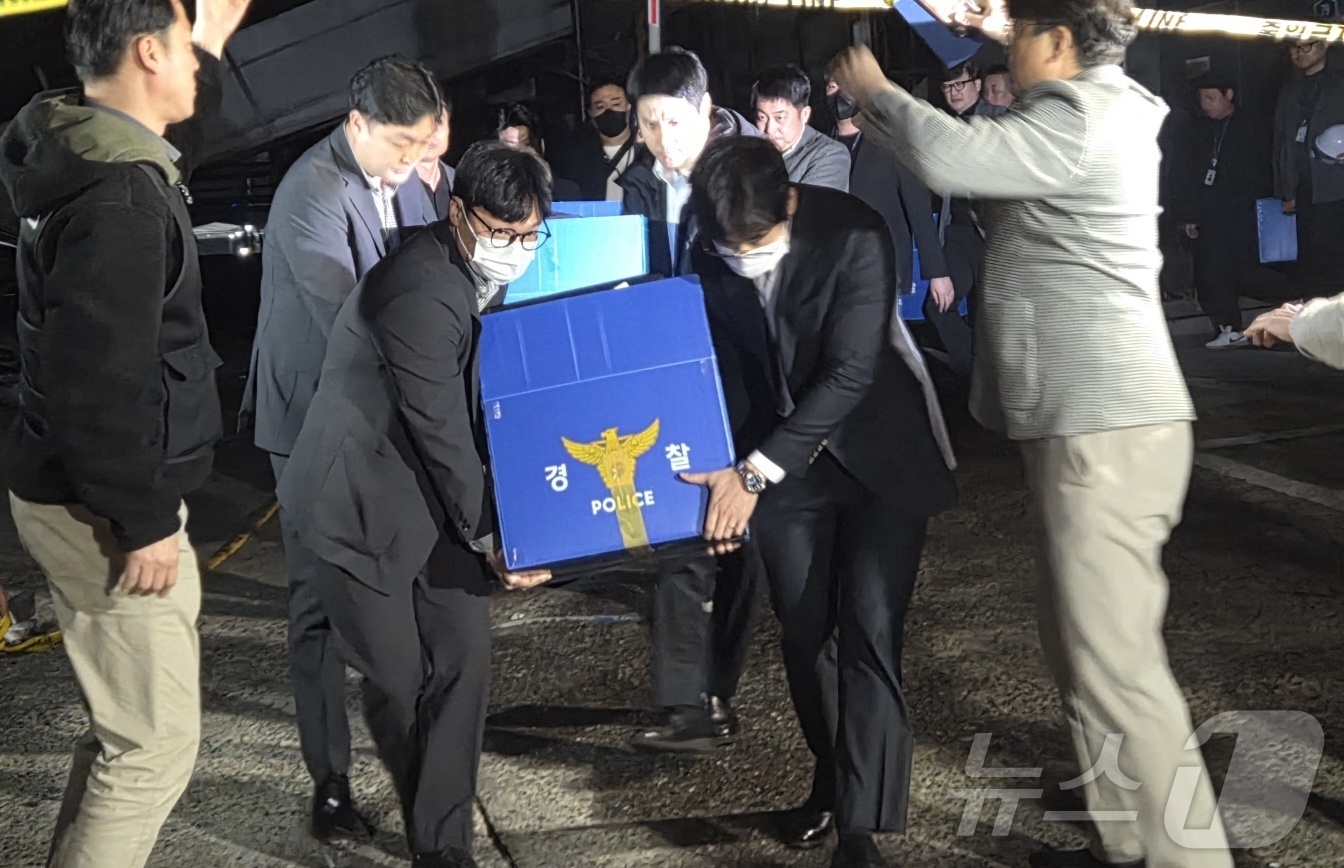 (대전=뉴스1) 김종서 기자 = 경찰과 대전고용노동청이 23일 오후두 74명의 사상자가 발생한 대전 대덕산업단지 공장 화재 관련 안전공업 본사에 대한 압수수색을 마치고 압수품을 옮 …