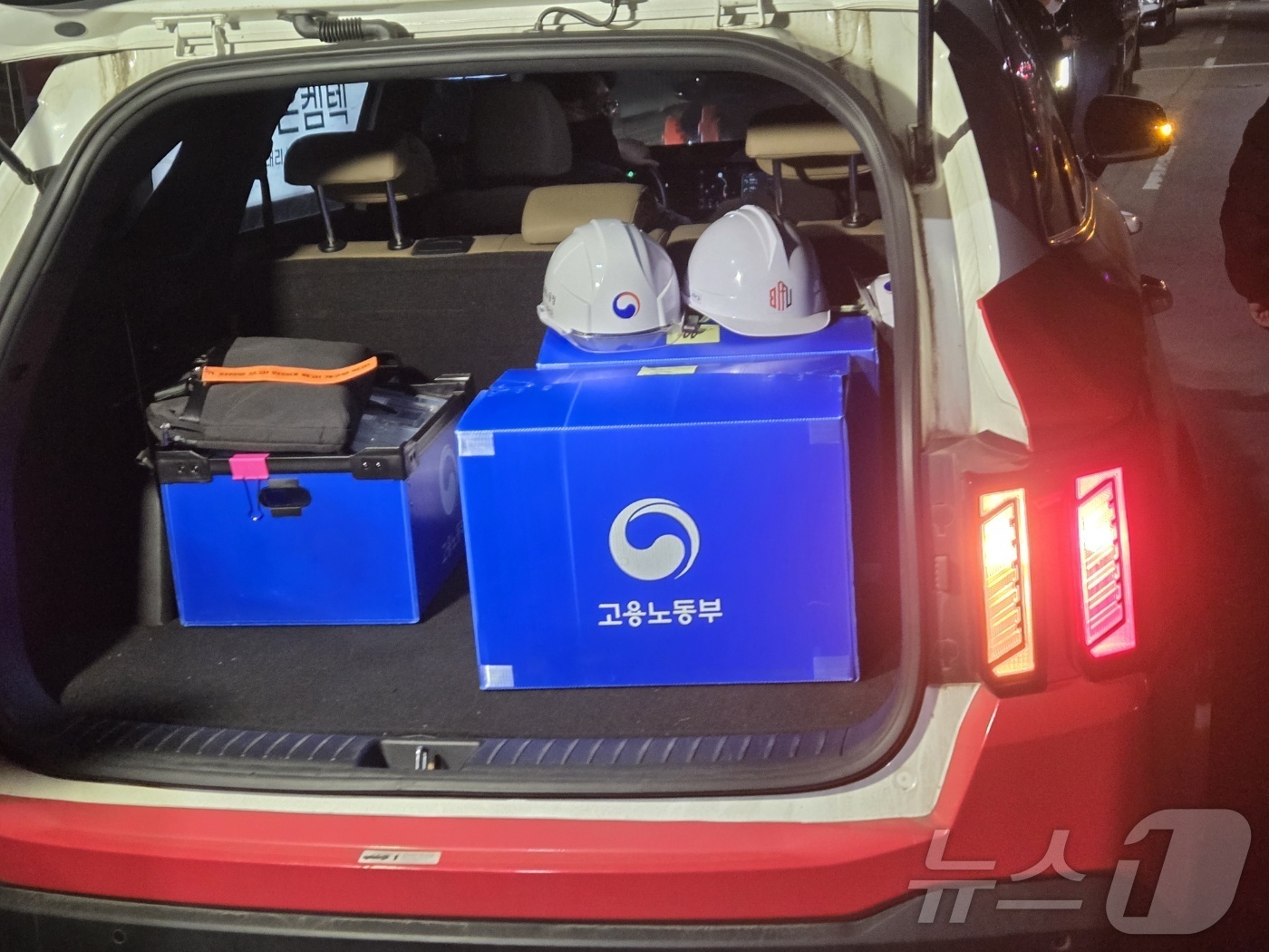 (대전=뉴스1) 김종서 기자 = 모두 74명의 사상자를 낸 대전 안전공업 공장 화재 관련 경찰과 노동당국의 압수수색이 10시간여만에 마무리된 가운데, 고용노동부 차량에 압수품이 실 …