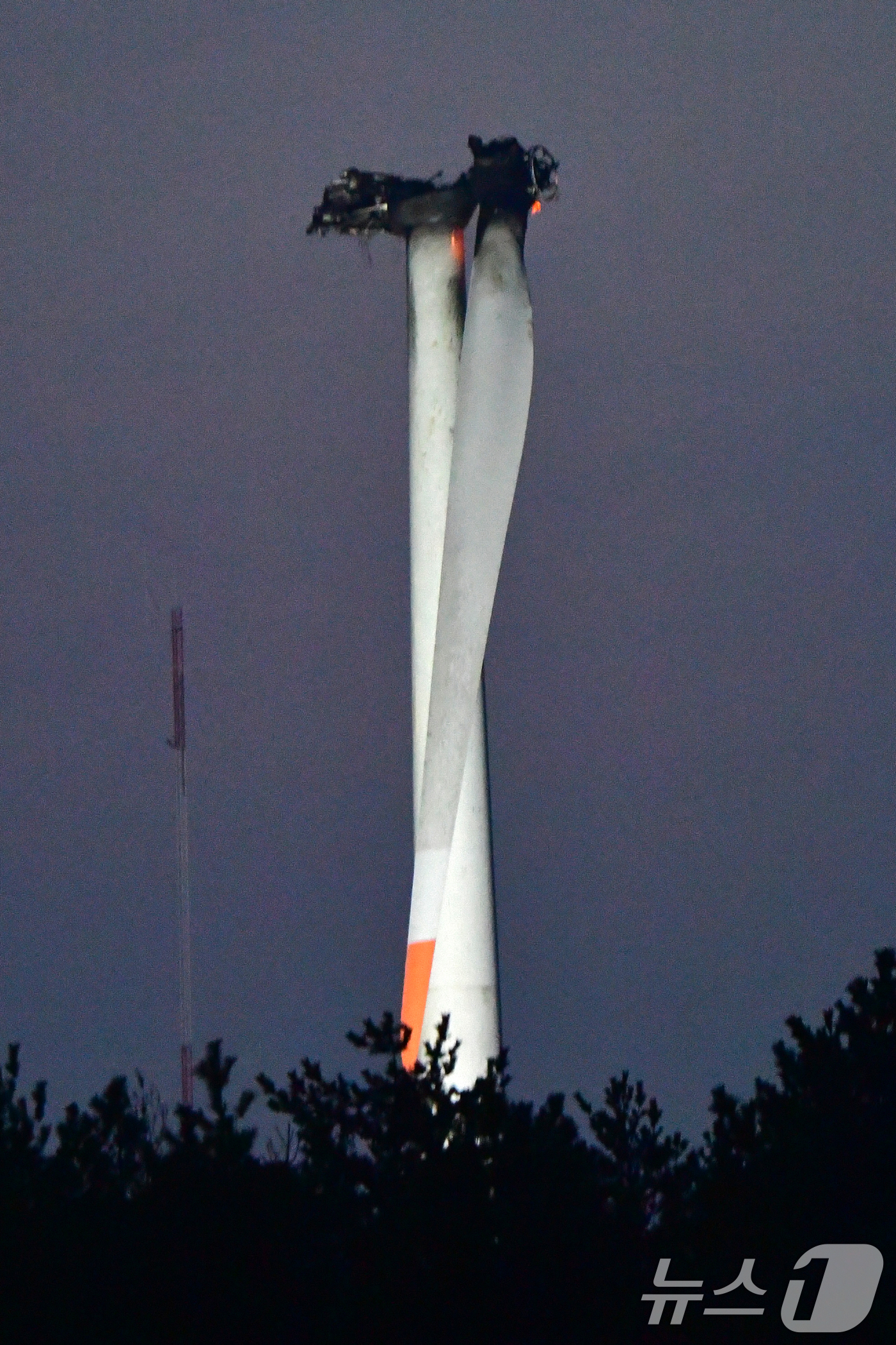 (영덕=뉴스1) 최창호 기자 = 23일 오후 경북 영덕군 창포리 풍력발전단지 내 풍력발전기에서 발생한 화재로 발전기 상부 타워와 블레이드  3개가 모두 불에 탔다.소방당국이 고가사 …