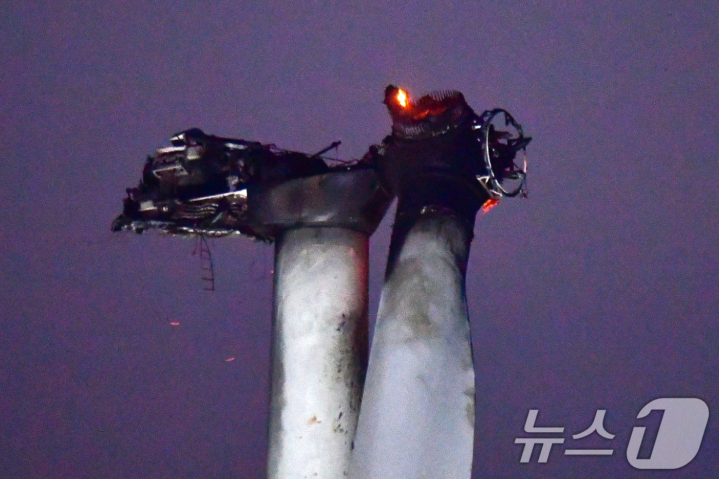 (영덕=뉴스1) 최창호 기자 = 23일 오후 경북 영덕군 창포리 풍력발전단지 내 풍력발전기에서 발생한 화재로 발전기 상부 타워와 블레이드  3개가 불에 탔다.소방당국이 고가사다리차 …