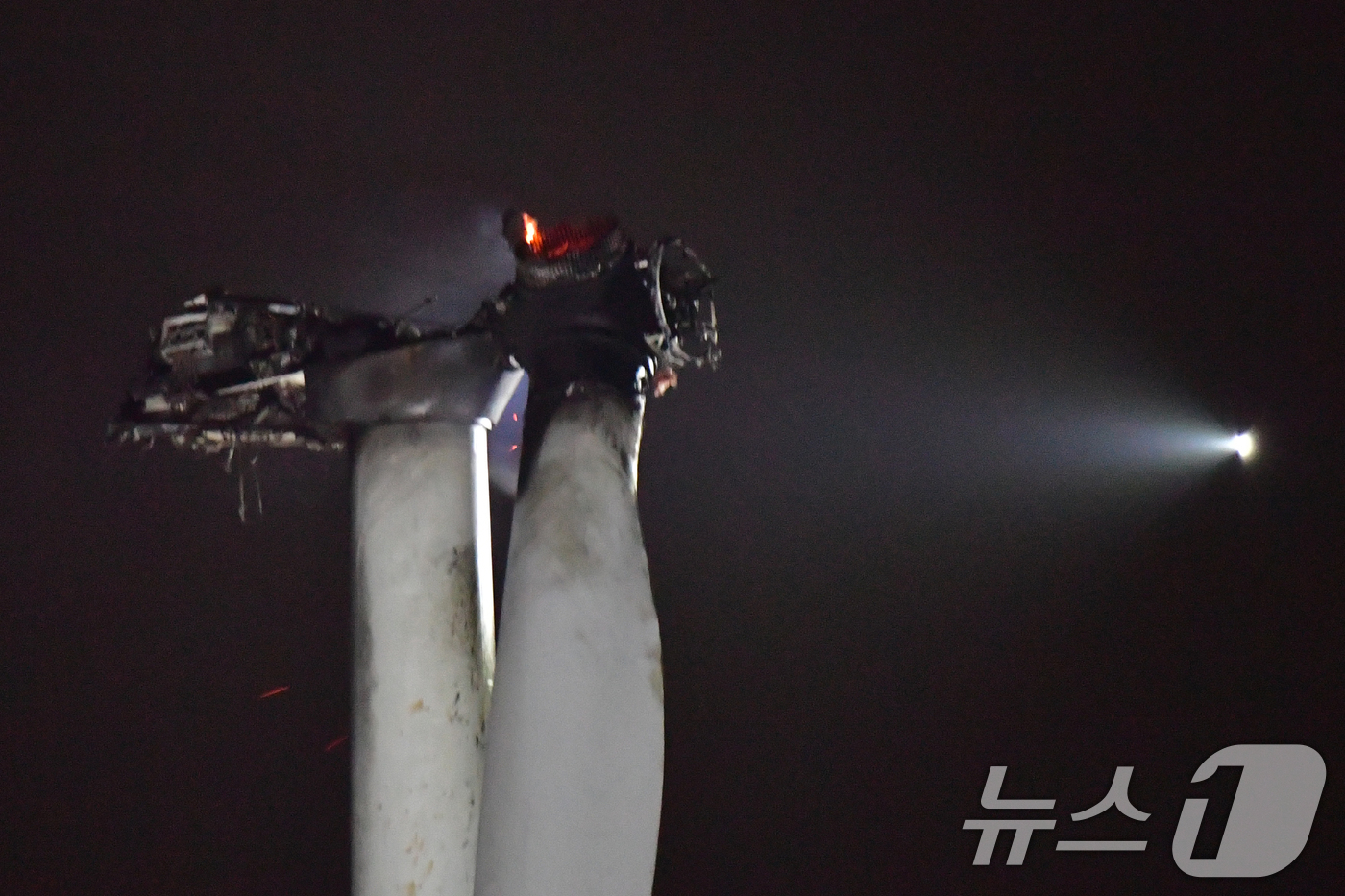 (영덕=뉴스1) 최창호 기자 = 23일 오후 경북 영덕군 창포리 풍력발전단지 내 풍력발전기에서 발생한 화재로 발전기 상부 타워와 블레이드  3개가 불에 탔다.소방당국이 고가사다리차 …